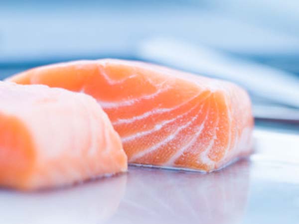 Содержащийся в рыбе витамин D может повысить уровень серотонина и улучшить настроение. Фото: Niklas Bernstone/Getty Images 