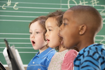 Дети учатся через песни, а взрослые с повреждением левой стороны мозга повторно учатся через пение. Фото: Digital Vision/Getty Images