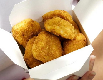 Вы будете удивлены, если узнаете, из чего Макдональдс производит свои знаменитые Chicken McNuggets. Фото: visualphotos