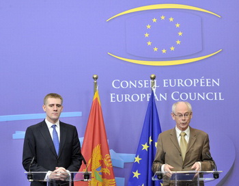 Президент ЕС Херман Ван Ромпей (справа) и премьер-министр Черногории, Игорь Лукшич дают пресс-конференцию после заседания ЕС в Брюсселе 23 марта 2012 года. Фото: GEORGES GOBET/AFP/Getty Images