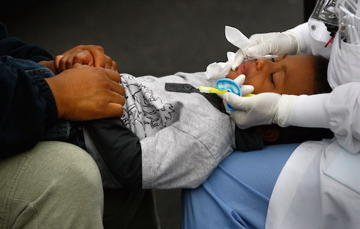 Ребёнок проходит бесплатное лечение с применением фтора. Но какой ценой? (John Moore/Getty Images)