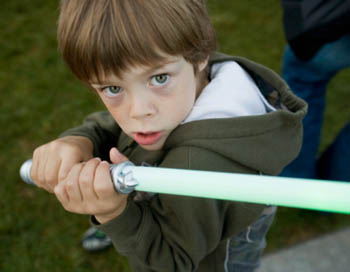 В последнее время появилась реклама лазерных мечей, которые, оказывается, являются забавными игрушками! Фото: Christina Kennedy/Getty Images 