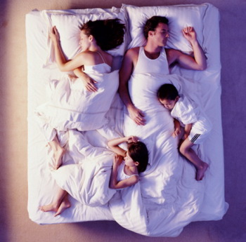 По мнению врачей, оптимальная позиция для сна индивидуальна, но все-таки у определенных поз существует ряд преимуществ. Фото: VCL/Chris Ryan/Getty Images.
