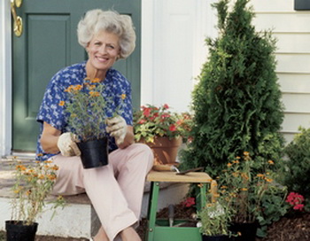 Оказывается, работа в саду способствуют повышению удовлетворения у людей в возрасте от 65 и выше. Фото: Photos.com