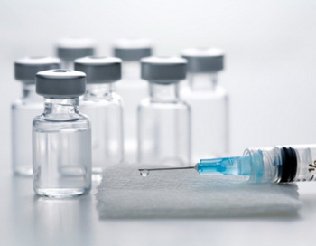 Немецкие исследователи связывают возможность развития анафилаксии с полисорбатом 80, химическим компонентом, входящим в состав некоторых вакцин. Фото: Jonnie Miles/Getty Images.