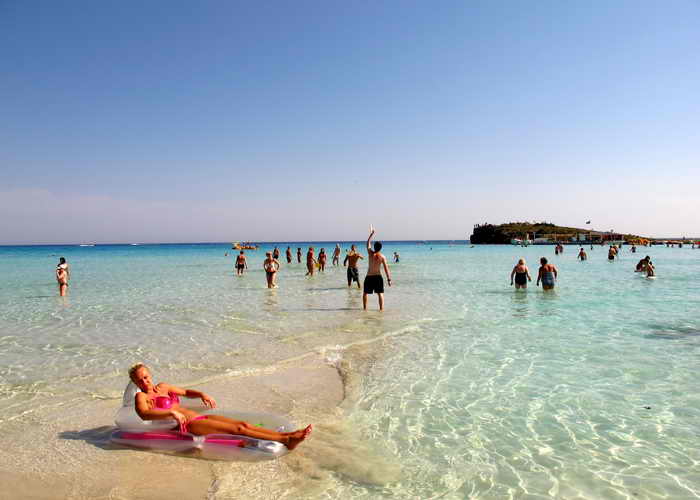 Размеренный отдых обеспечат на Кипре. Фото: PATRICK BAZ/AFP/Getty Images