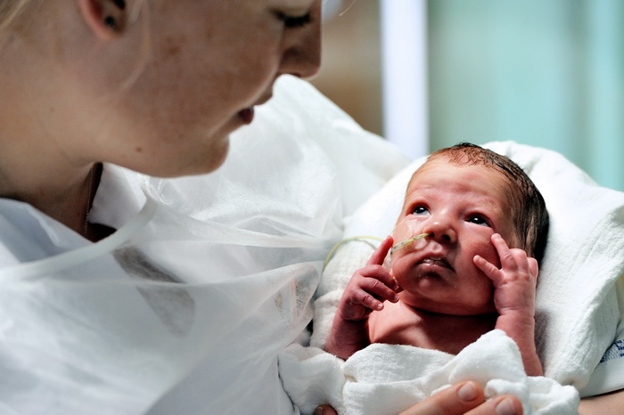 Учёные рекомендуют: для гармоничного развития ребёнка необходим тесный контакт новорождённых детей с матерью. Фото: PHILIPPE HUGUEN/AFP/Getty Images