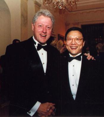 В Белом Доме: Брайт Шэн с Президентом Клинтоном на официальном обеде в Белом Доме, где в 1999 г. состоялась премьера «Трех песен для пипы и виолончели» Шэна