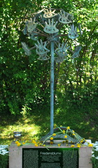Памятник Доброты. Добрые руки, образующие одуванчик, представляют земной шар. Фото с сайта dobrota.us