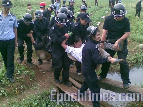 Отъём земли сопровождался избиением и арестом крестьян. Провинция Фуцзянь. Июль 2010 год. Фото: The Epoch Times