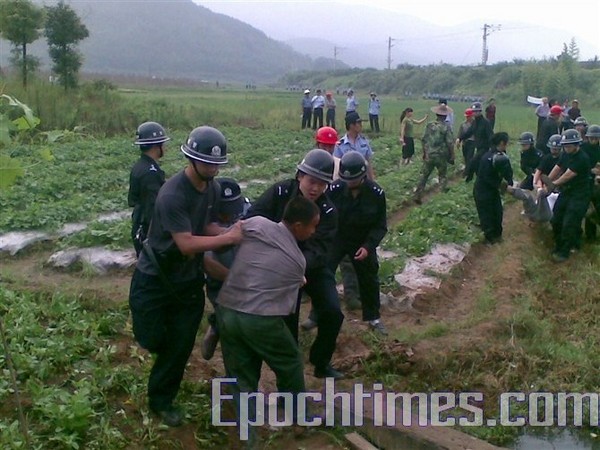 Отъём земли сопровождался избиением и арестом крестьян. Провинция Фуцзянь. Июль 2010 год. Фото: The Epoch Times