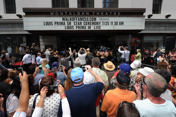 Звезда Луи Прима - джазового певца и композитора появилась на Аллее славы в Голливуде. Фоторепортаж