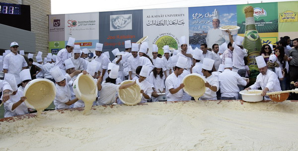 Мировой рекорд по выпечке хумуса: 12 тонн на спутниковой тарелке. Фоторепортаж