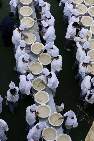 Мировой рекорд по выпечке хумуса: 12 тонн на спутниковой тарелке. Фоторепортаж