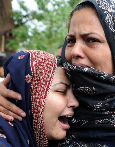 Авиакатастрофа в Пакистане. Фоторепортаж. Родственники погибших скорбят о своих близких. Фото: AAMIR QURESHI/AFP/Getty Images