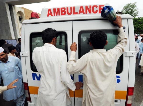 Авиакатастрофа в Пакистане. Фоторепортаж. Родственники погибших скорбят о своих близких. Фото: AAMIR QURESHI/AFP/Getty Images