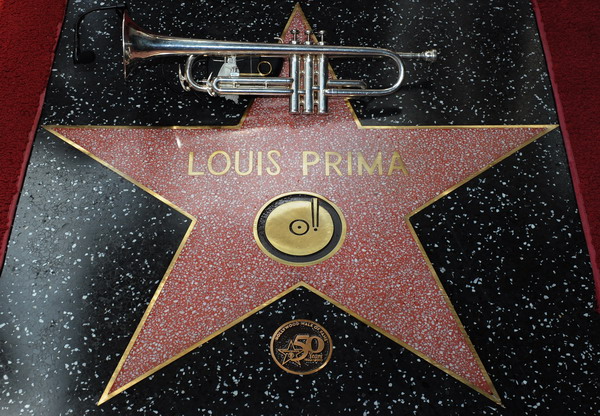 Звезда Луи Прима - джазового певца и композитора появилась на Аллее славы в Голливуде. Фоторепортаж