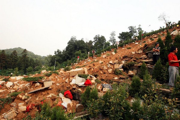 В Китае, в поселке Биньцзян, в результате обвала разрушено кладбище