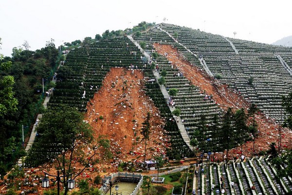 В Китае, в поселке Биньцзян, в результате обвала разрушено кладбище