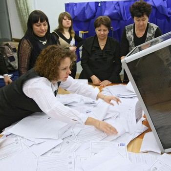 Подсчет голосов на выборах в Государственную Думу РФ. Фото РИА Новости