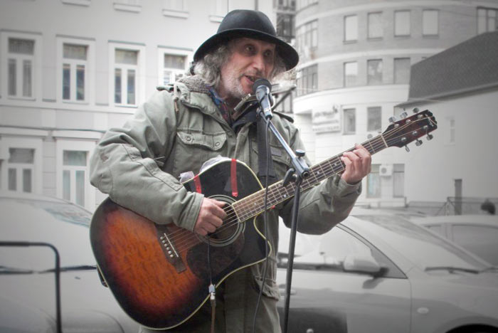 Михаил Брамбуляк, уличный музыкант. Фото предоставлено Михаилом Брамбуляком