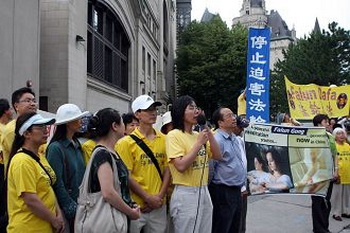 Последователями Фалуньгун было выдвинуто требование освободить заключенных последователей, в том числе 12 членов семей граждан Канады. Фото с minghui.org