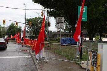 Проливной дождь разогнал приветствующих китайскую делегацию. Фото с minghui.org