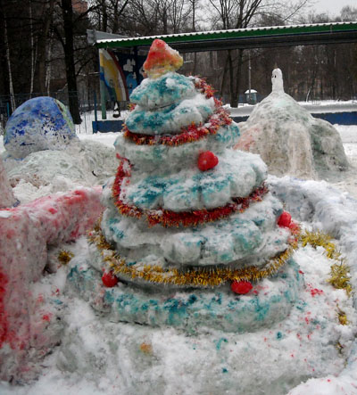 «Снего-лего». Ёлка вместе с украшениями, созданная из снега.Фото: Юлия БЛОХИНА/ Великая Эпоха (The Epoch Times)
