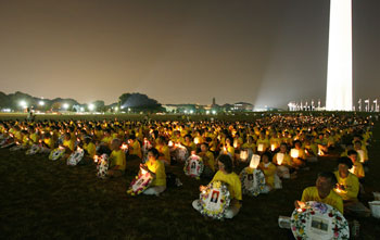 Последователи Фалуньгун в Вашингтоне во время акции памяти по погибшим друзьям-практикующим от преследований в Китае. Фото: Великая Эпоха/The Epoch Times