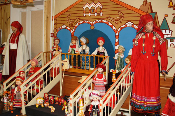 Дети могут поиграть с куклами и с детства приобщиться к народной культуре.Фото: Ульяна Ким/Великая Эпоха (The Epoch Times)