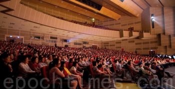 Шоу нью-йоркской труппы  Shen Yun Performing Arts 10 апреля 2010 г. проходило при полном аншлаге в центре искусств района Каошиюн. Фото: Великая Эпоха