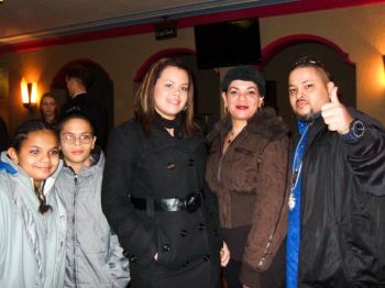 Сантос Максимо (справа), звукорежиссер компании Icyblaze Records, Urban Music и Maximo Rage Productions, с семьей. Фото: Великая Эпоха