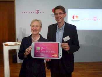 Президент международного рынка Mastercard Энн Кэрнс и руководитель разработок в Deutsche Telekom представляют мобильное портмоне в Берлине 2 июля 2012 г. Фото: teltarif.de