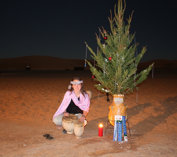 Африка в Новый Год.  Новый год в пустыне Сахаре с ёлкой из Латвии. Фото: Таня Игауне