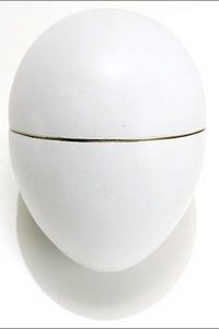 Пасхальное яйцо Фаберже “Яйцо с курицей” (Первое яйцо). Фото с сайта fabergeimperialeastereggs.ru