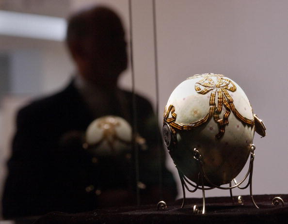 Пасхальное яйцо  Фаберже “Орден Святого Георгия”.  Фото: STAN HONDA/AFP/Getty Images