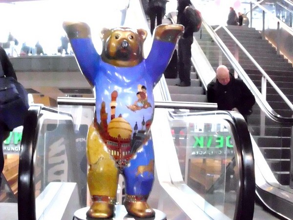 Выставка „United Buddy Bears" на центральном вокзале Берлина