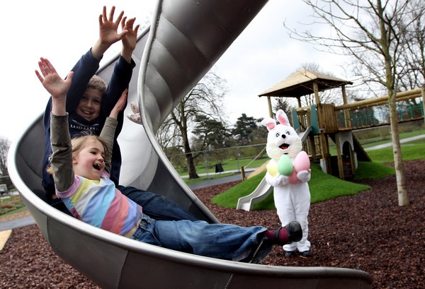 Дети играют с пасхальным кроликом в королевских садах Кью в Лондоне. Фоторепортаж