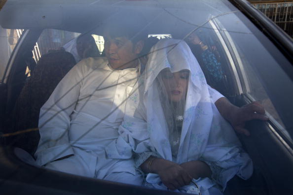 Cалон красоты в Афганистане готовит невесту к свадьбе