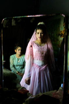 Cалон красоты в Афганистане готовит невесту к свадьбе