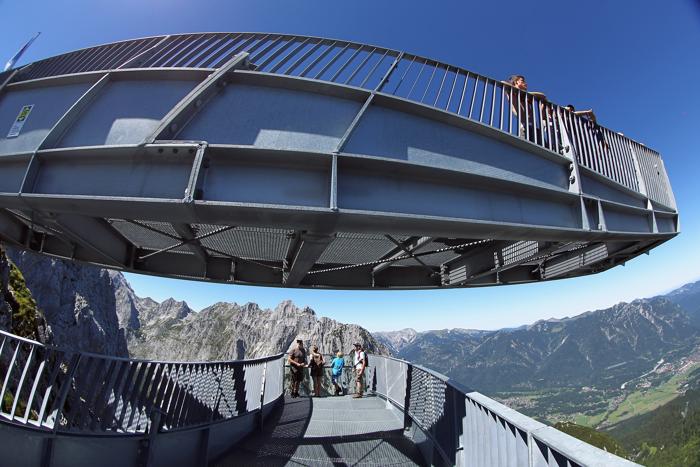 Туристы на смотровой площадке Alpspix в германских  Альпах