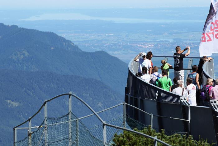 Туристы на смотровой площадке Alpspix в германских  Альпах