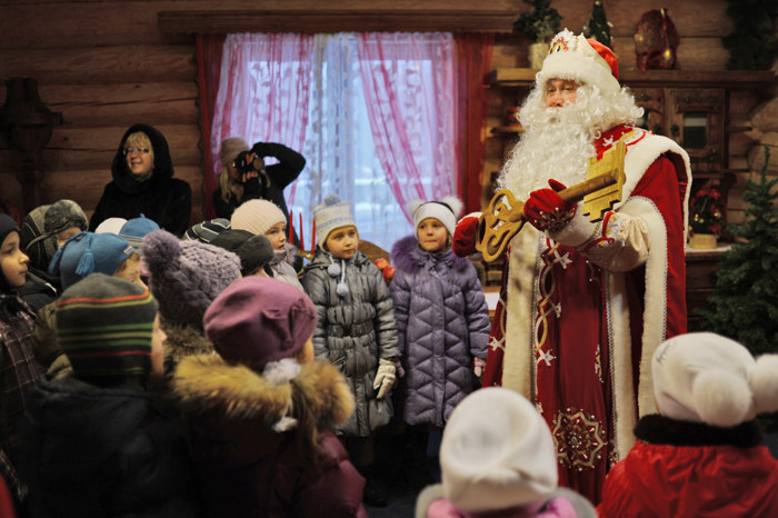 В гостях у Деда Мороза в Кузьминском парке Москвы
