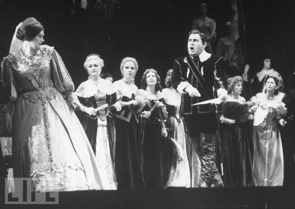 Джоан Сазерленд  - австралийская оперная дива скончалась после продолжительной болезни