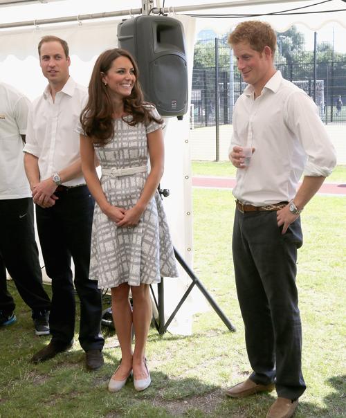 Принц Гарри, принц Уильям и Eкатерина на спортивной площадке колледжа Бэкона