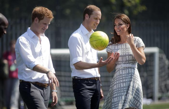 Принц Гарри, принц Уильям и Eкатерина на спортивной площадке колледжа Бэкона