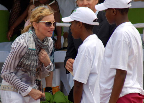 Мадонна и ее дочки Лурдес и Мерси Джеймс посетили Малави. Фоторепортаж