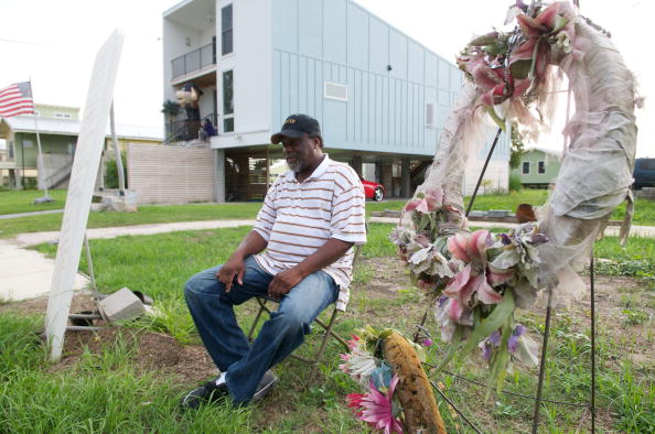 Новый Орлеан спустя пять лет после урагана «Катрина». Тогда и теперь. Роберт Грин Сэр сидит на территории, где раньше  стоял его дом, а теперь рядом построен новый. Фоторепортаж. Фото: ROD LAMKEY JR/AFP/Getty Images