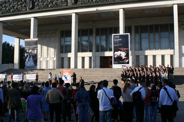 Пресс-конференция прошла под открытым небом у входа в театр Оперы и балета города Кишинева 25 маяФото: Великая Эпоха (The Epoch Times) 