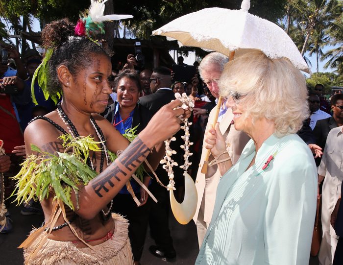 Принц Чарльз и Камилла в Папуа – Новой Гвинее посетили культурное мероприятие туземцев
